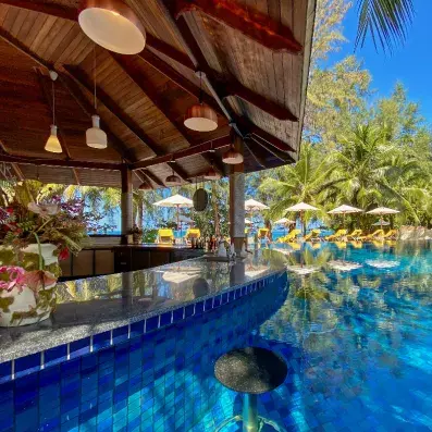 bar de la piscine avec chaises hautes dans l'eau 
