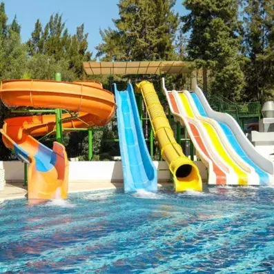 piscine avec différents toboggans