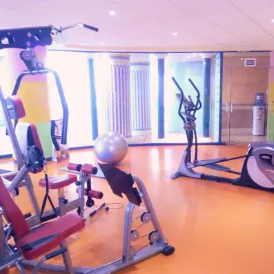 salle de fitness avec machines et équipements