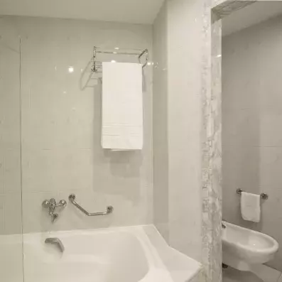 salle de bains avec baignoire et toilette