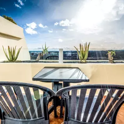 balcon avec table et chaises en plastiques