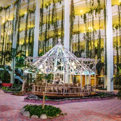 Bâtiment moderne éclairé avec serre en verre au centre