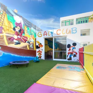 mini club extérieur avec trampoline et jeux