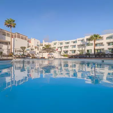 piscine extérieure avec parasols et transats