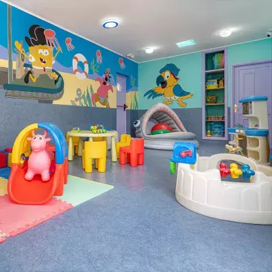 mini club intérieur avec jeux et activités