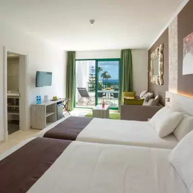 chambre avec deux lits twin et espace salon