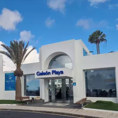 façade extérieure de l'hôtel avec un palmier