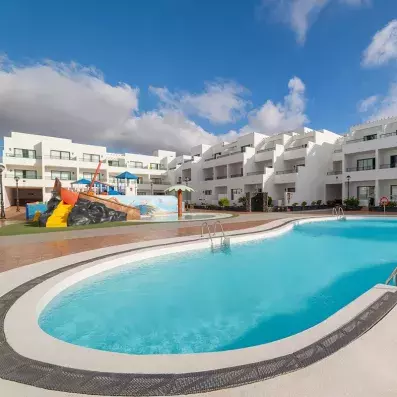 piscine extérieure avec vue de l'hôtel