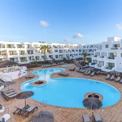 piscine extérieure avec transats et parasols