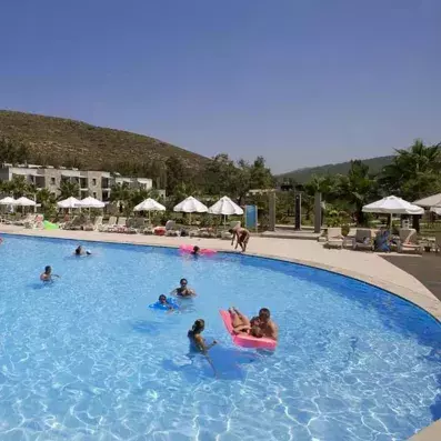 piscine avec des transats et des parasols et des vacanciers 