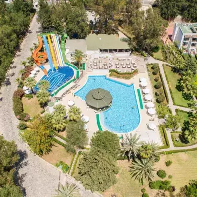 vue en hauteur de la piscine et des toboggans