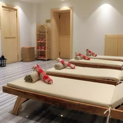 espace de détente avec des tables de massages