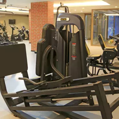 salle fitness avec machines de musculations