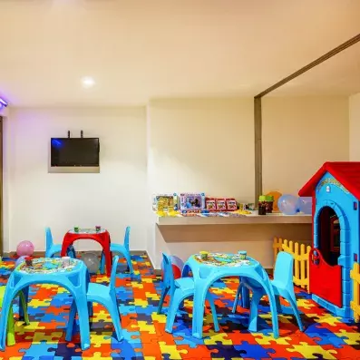 mini club intérieur avec jeux pour enfant