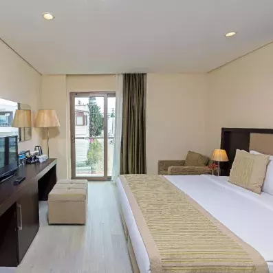 chambre avec un lit double