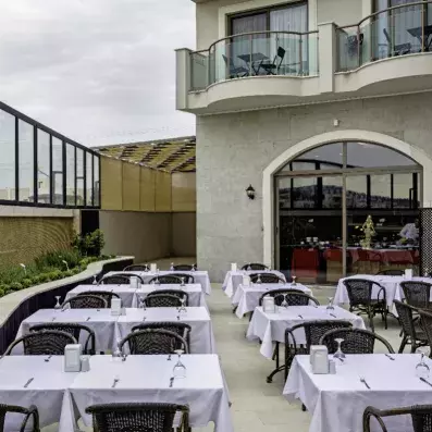 terrasse du restaurant avec tables dressées