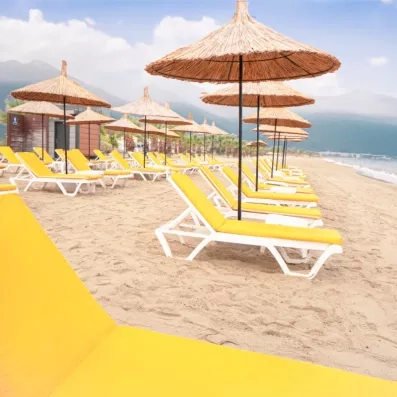 plage avec transats et parasols 