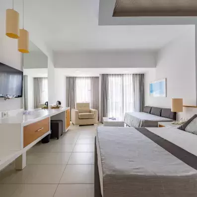 chambre avec un lit double et une télévision