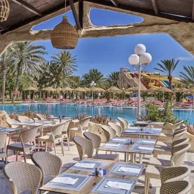 terrasse piscine restaurant