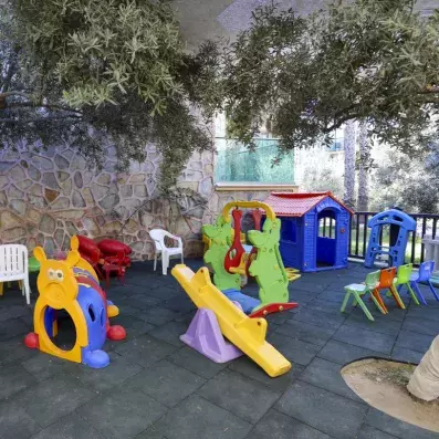 aire de jeux  extérieur pour enfant avec toboggans