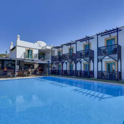 piscine extérieure avec l'hôtel en fond