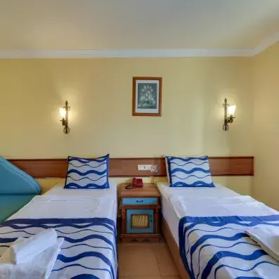 chambre club room avec deux lits simples