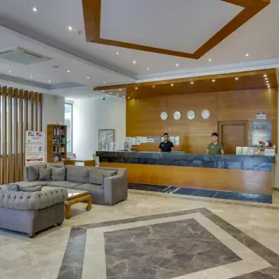 hall d'entrée avec comptoir de réception