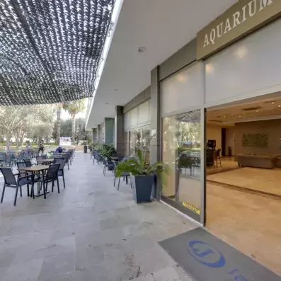 terrasse extérieure de l'hôtel