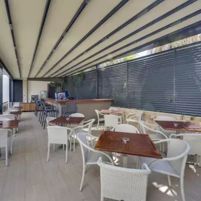 snack bar avec tables et comptoir