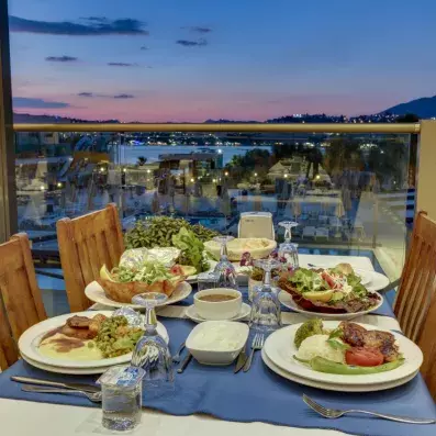 table servis sur la terrasse de l'hôtel vue sur la mer