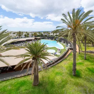 jardin de l'hôtel avec piscine vue de loin 