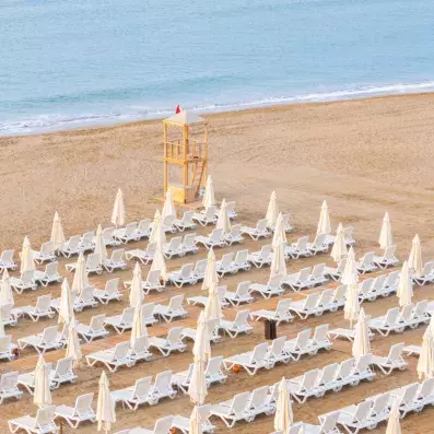 plage avec transats et parasols 