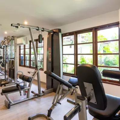 salle de sport avec des machines de musculations