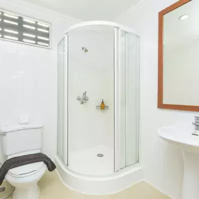 autre type de salle de bain avec une douche et des toilettes 