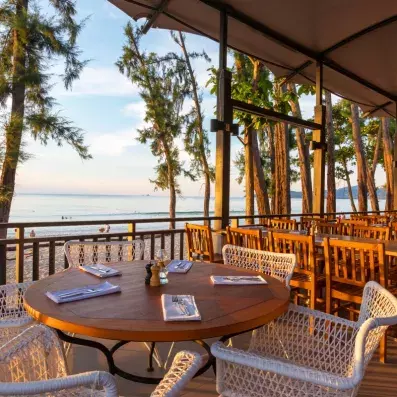 terrasse du restaurant au bord de la plage