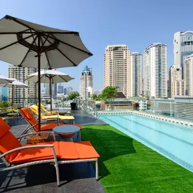 piscine extérieure avec transats