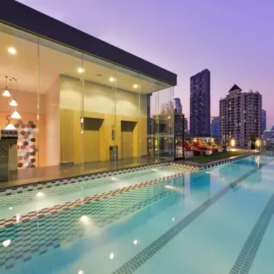 piscine extérieure vue nuits autre angle