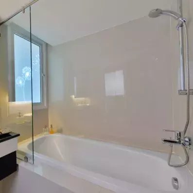 salle de bain avec baignoire