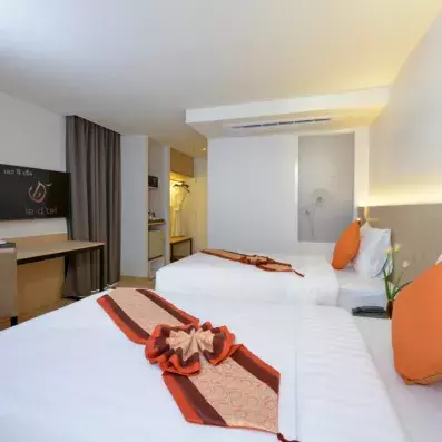 chambre avec deux lits double