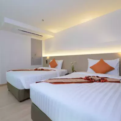 chambre avec deux lits double