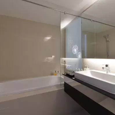 salle de bain avec baignoire et lavabo et miroir 