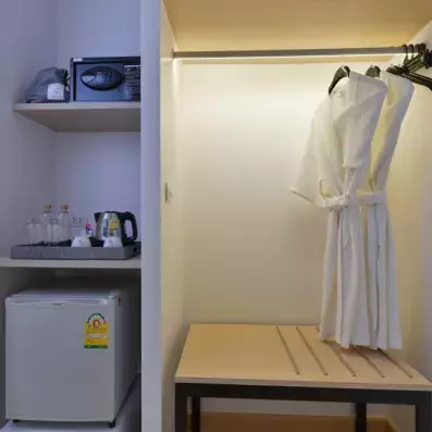 dressing avec peignoir et mini-réfrigérateur