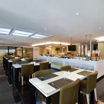 restaurant principale avec tables et chaises 