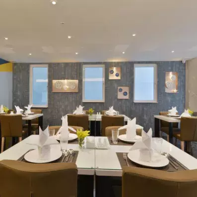 restaurant avec tables dressées