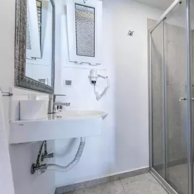 salle de bain avec douche et lavabo