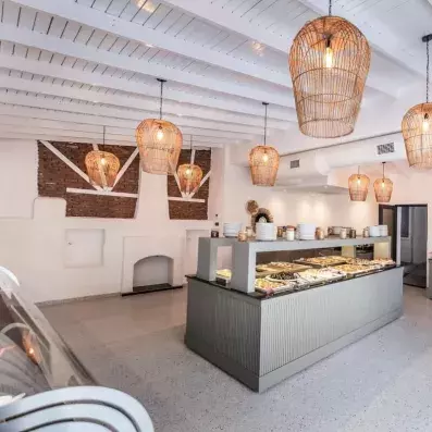 salle avec un buffet au milieu