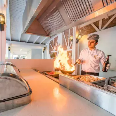 cuisinier fessant à manger derrière le comptoir du buffet