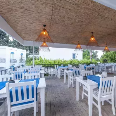 salle de restaurant du buffet sur la terasse