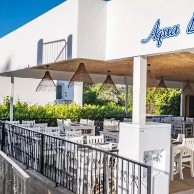 Bar extérieur sur la terrasse de l'hôtel