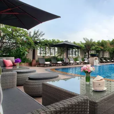 piscine extérieure avec poufs 